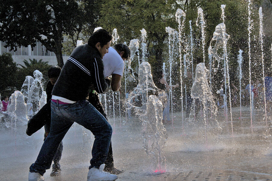 mexico - jugar con agua