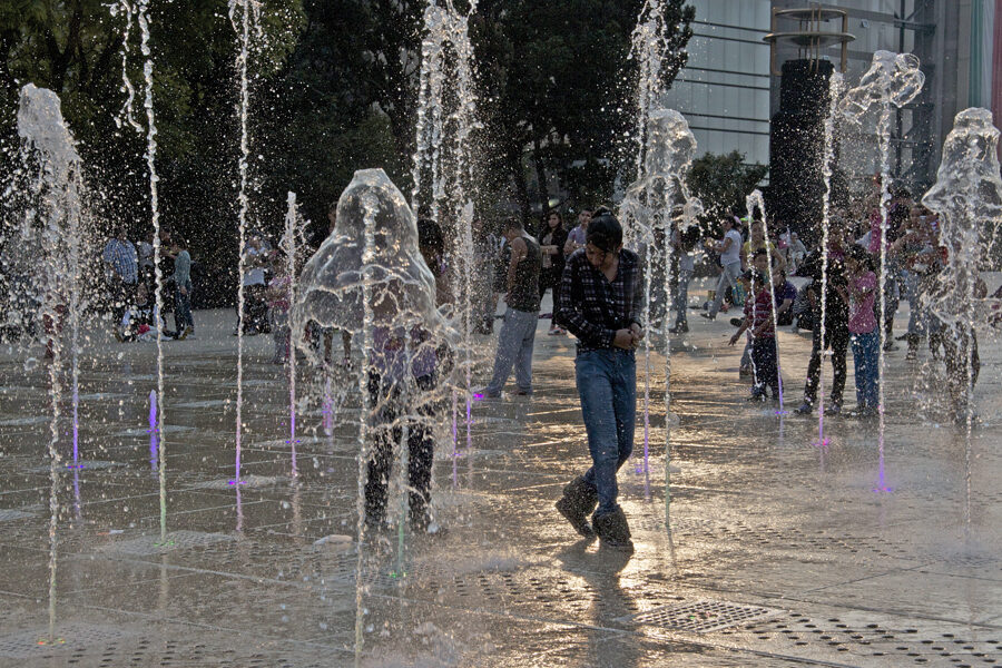 mexico - jugar con agua