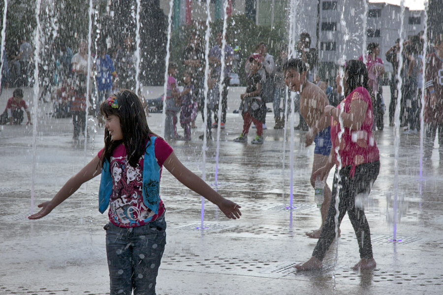 mexico - jugar con agua