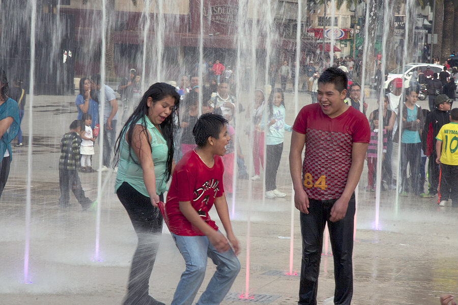 mexico - jugar con agua