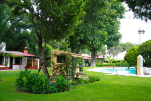 gardens and pool of cabañas quinta patricia in tequisquiapan