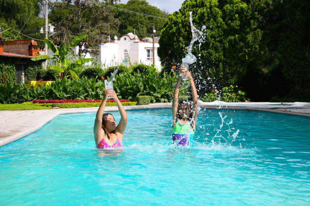 girls playing in pool at cabañas quinta patricia in tequisquiapan